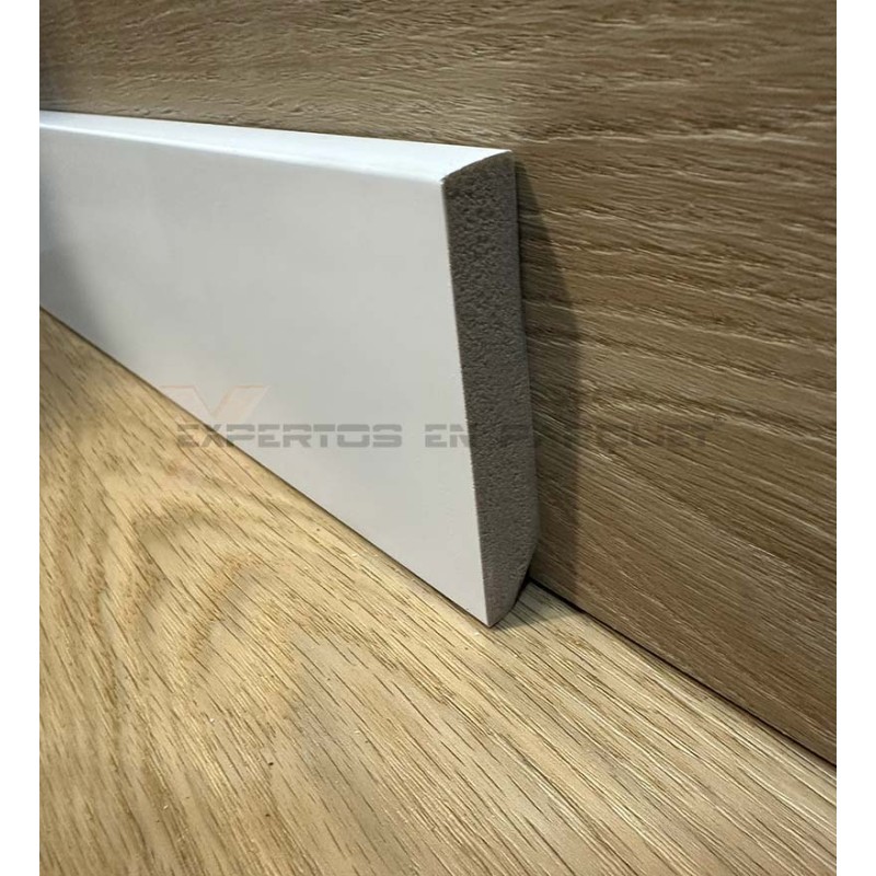 Rodapié pvc espumado blanco para suelos vinílicos, tarimas o parquet Rodapié pvc espumado blanco para suelos vinílicos, tarimas o parquet